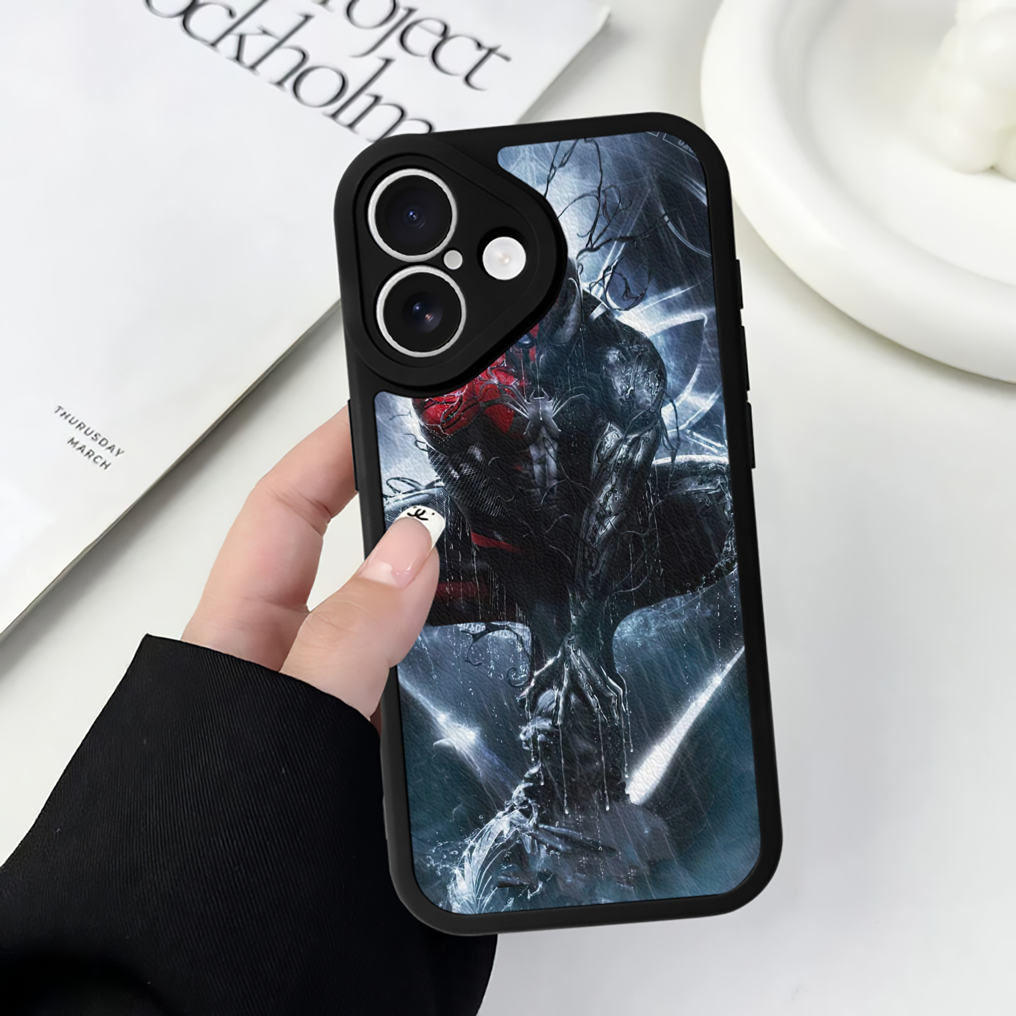 （画像用） Spider Man スパイダーマン 【iPhone 16シリーズ対応】シリコンスマホケース（レザー調） 材質：シリコン